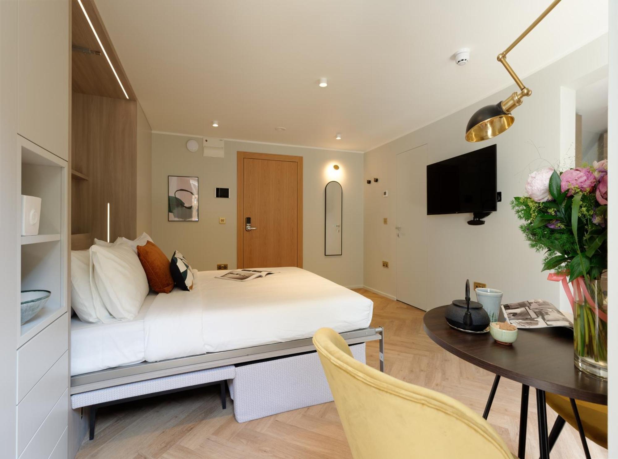 South Kensington By D'montrio London